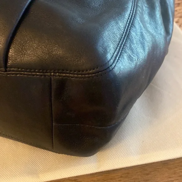 Coach F23308 black leather pleated purse with gold hardware - Picture 6 of 11